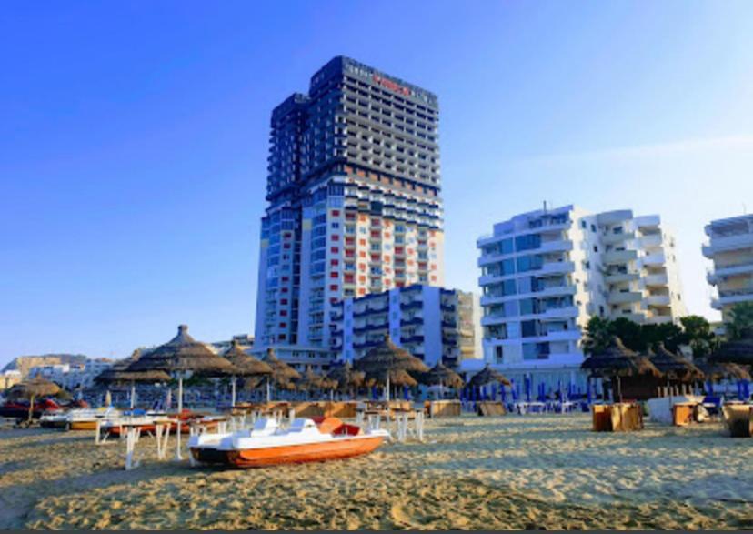 Lovely Studio Apartment Beachfront Durrës Buitenkant foto