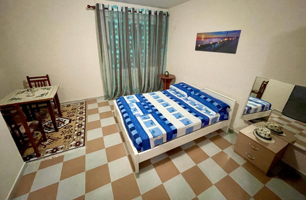 Lovely Studio Apartment Beachfront Durrës Buitenkant foto